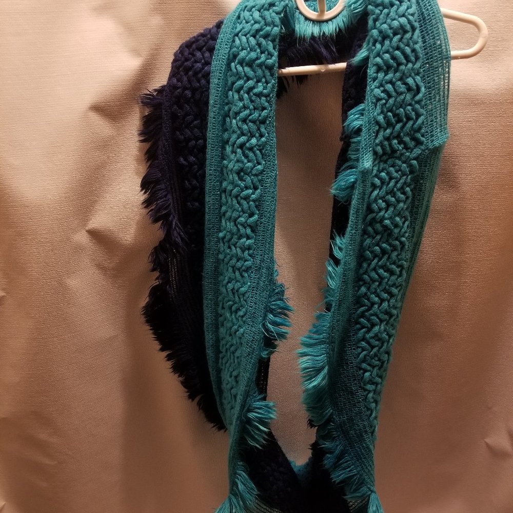plush two-tone blue Mix It acrylic infinity scarf - Picture 4 of 9
